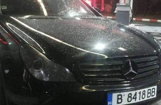 Варненка остави луксозния си Мерцедес, за да купи букет, и последва шок (СНИМКИ)