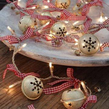 Ефектна декорация с коледни лампички