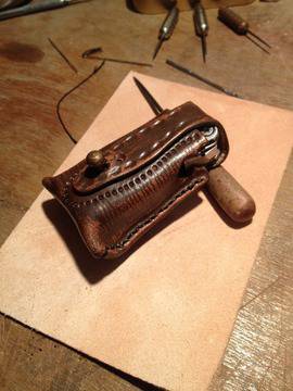 Ръчно Гравиран Кожен Калъв за Швейцарско Ножче от Рейхан Халид – Hand Engraved Leather Case for Swiss Knife by Reyhan Halid