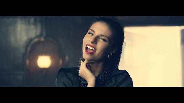 Ревю на песента на Дивна – Без въпросителни