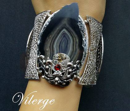 За 14 февруари и денят на влюбените с подарък бижу за жени и 8март