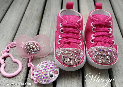 Сваровски комплект бебешки обувки, биберон и държачка за биберон с ръчна декорация