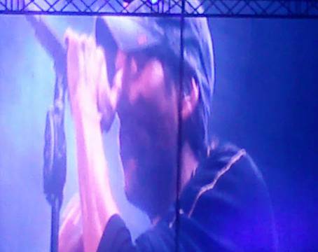 Вестници и списания: Енрике Иглесиас се извини на български за голямото закъснение на концерта в зала Арена Армеец