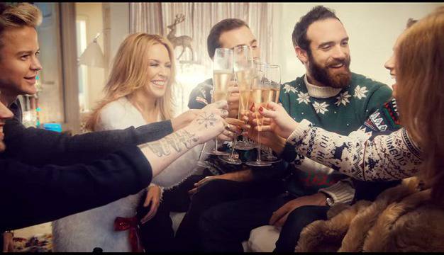 Новият клип на Kylie Minogue ни зарежда с коледно настроение