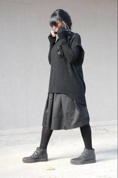 Дизайнерска пола в черно