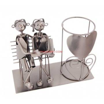 Метална поставка за вино: мъж и жена на пейка