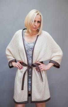 Дамска жилетка в бежово