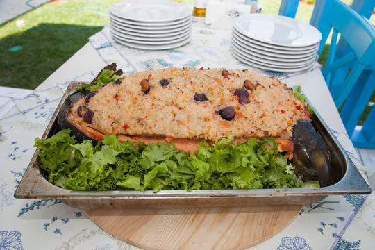 Пълнена сьомга с ориз, калмари, октопод, скариди и миди