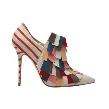 Съдят обувките Маноло Бланик