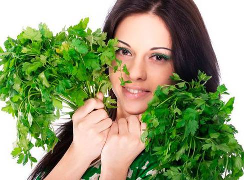 Чудотворен тоник от магданоз за премахване на петна по лицето