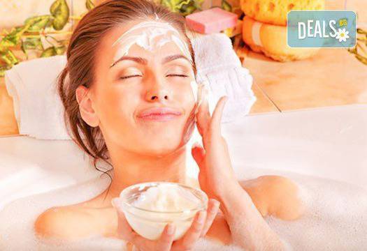 Подмладяваща терапия с българско кисело мляко, масаж на лице, шия и деколте, салон Sassy