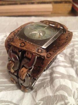 Ръчно Гравирана Кожена Верижка За Ръчен Часовник Fossil от Рейхан Халид – Hand-carved leather bracelet wristwatch About…