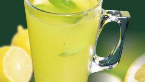 Защо да пием вода с лимон всяка сутрин