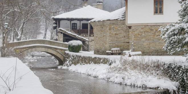 Хвърлят Богоявленския кръст в река Сивек край Етъра