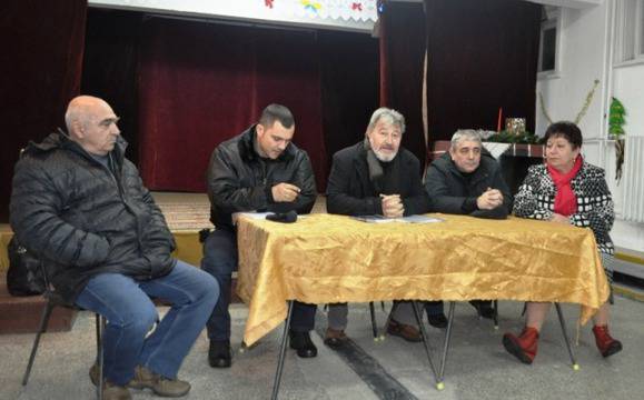 Жителите на кв. „Черно Море“ искат нови тротоари и почистване на старите дървета