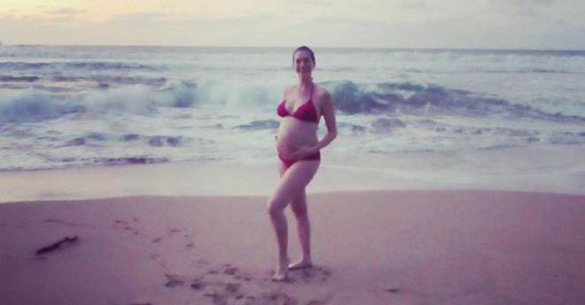 Ан Хатауей показа бременното си коремче на плажа