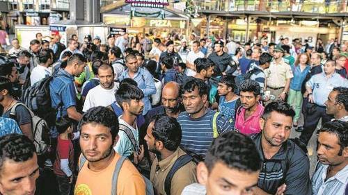 30 бежанци в Македония разбиха вратите на камион, за да не се задушат