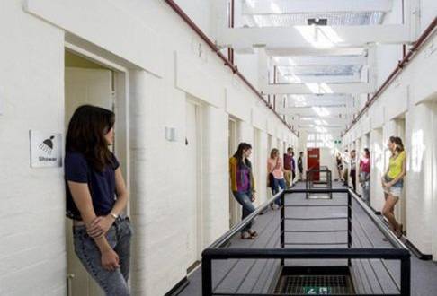 Затвор посреща хиляди туристи