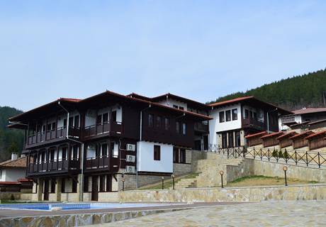 Уикенд за ДВАМА в Еленския балкан. 2 нощувки със закуски и вечеря в Костадиновите къщи и Съни Хилс, гр. Елена