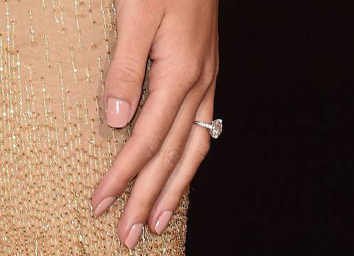 Роузи Хънтингтън-Уайтли с годежен пръстен от Джейсън Стейтъм (СНИМКИ)