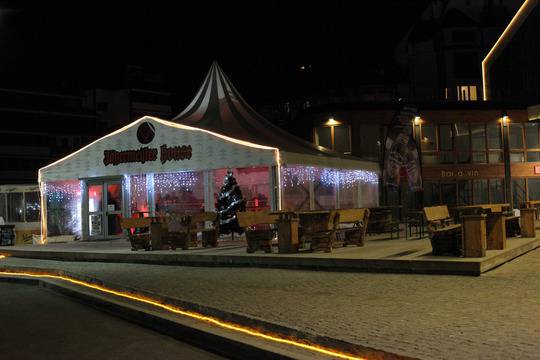 Румънеца и Енчев опънаха десетметрова шатра в центъра на Банско