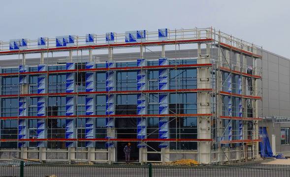 Фасадно скеле Layher SpeedyScaf при разширението на Либхер