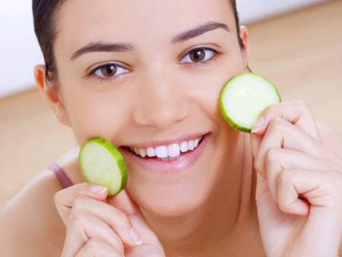 Домашен пилинг с краставица за изглаждане на кожата