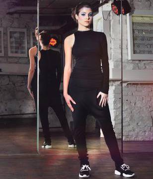 Екстравагантна блуза с един ръкав