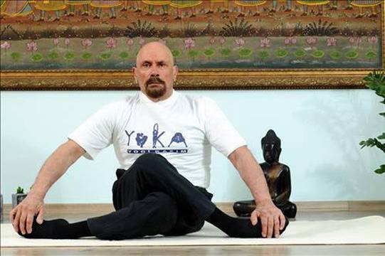 Йога учител на 95 изглежда на 50 с йога и диета от супер храни