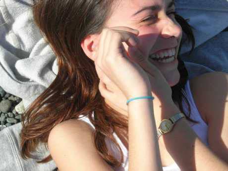 Бурният смях гори калории колкото разходка пеша