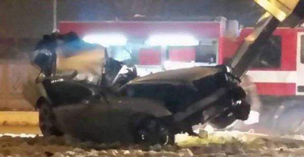 Зверска катастрофа в Пловдив. Кола мина през спирка и се заби в билборд