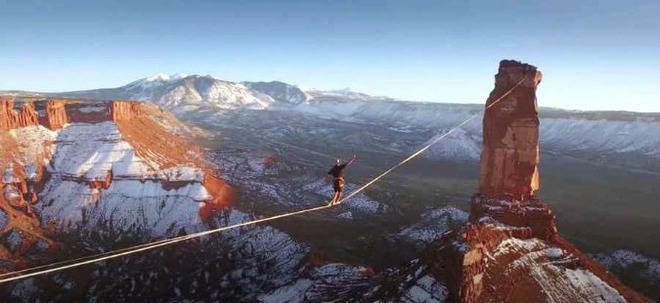 Над нещата… И малко по-луд от лудостта