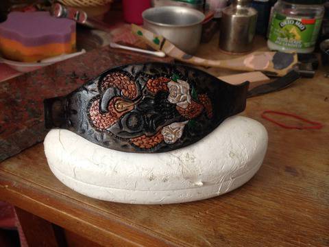 Ръчно Гравирана Кожена Верижка Череп и Рози от Рейхан Халид – Hand-carved leather bracelet Skull and Roses by by Reyhan Halid