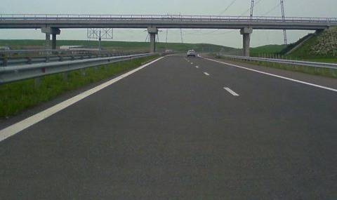 Камък се откърти от надлез на АМ „Хемус“, падна върху кола