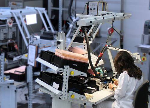 Kostal инвестират 15 млн. в смолянския си завод