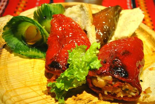 Пиперки с кисело зеле и пълнени с боб