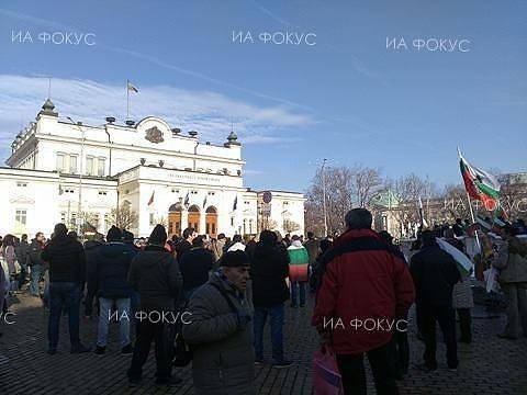 Протестиращите пред Парламента блокираха движението, замерят сградата със снежни топки