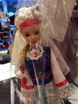 Браво! Българи разкрасиха кукла Барби с народна носия!