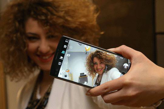 Нора Караиванова представи иновативния смартфон LG V10 за първи път в България