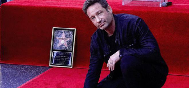 Агент Мълдър със своя звезда на Алеята на славата