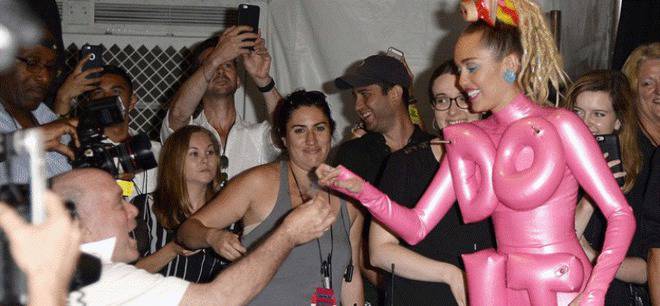 Майли Сайръс ще играе в сериал на Уди Алън