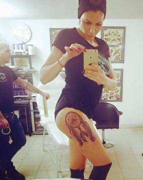 Черната Златка си направи нова татуировка (СНИМКИ)