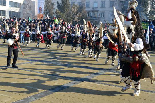 Кукери и чанове разтресоха Перник