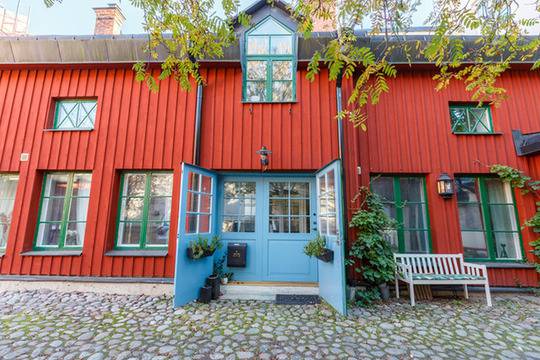 Скандинавска визия в малка двуетажна къща