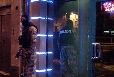 Арестуваха управител на нощни барове в София за сводничество