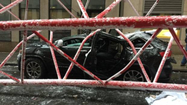 Строителен кран падна в Манхатан и уби човек