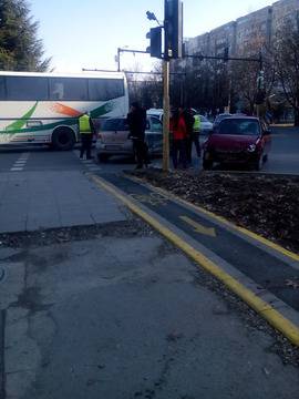 ДВЕ ЛЕКИ КОЛИ СЕ СБЛЪСКАХА НА КРЪСТОВИЩЕ ВЪВ ВАРНА RAZLICHNITENOVINIVSNIMKI НОВИНИТЕ САМО В СНИМКИ-РАЗЛИЧНИТЕ НОВИНИ