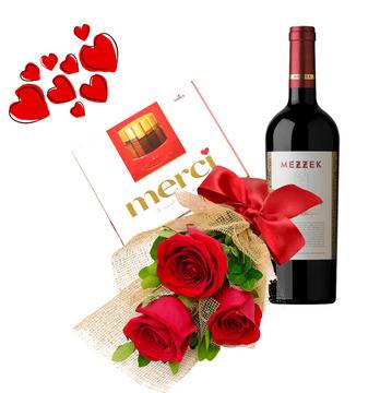 Доставка на букет от рози, вино и бонбони Мерси