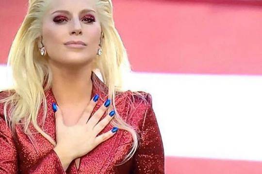 Лейди Гага извади страшен глас за химна!