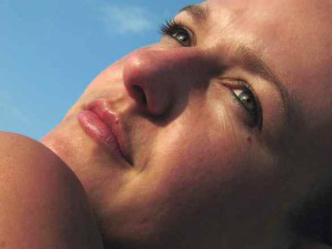 Газовете от колите виновни за петната по лицето при жените